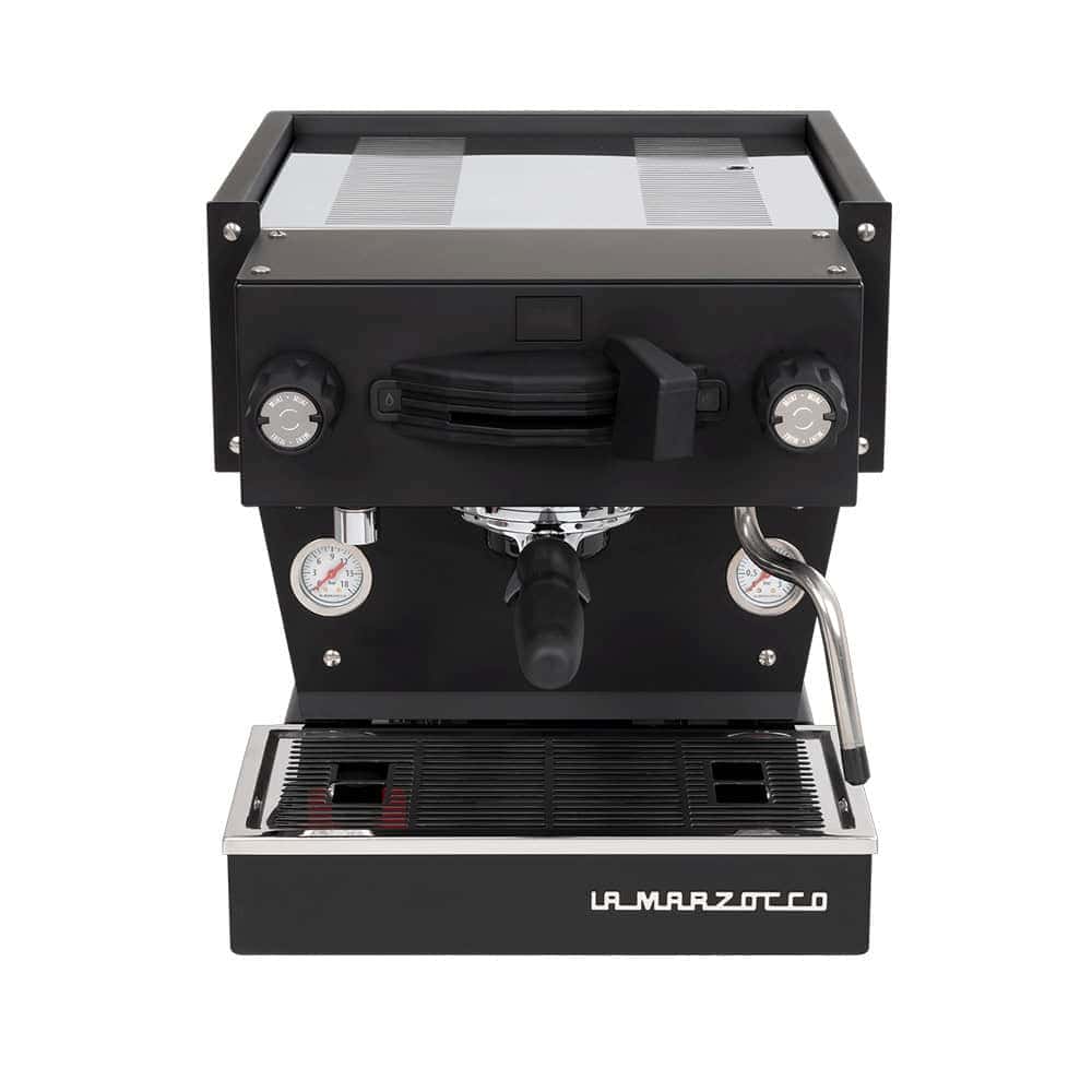 מכונת קפה La Marzocco בצבעי שחור וכסף, עם מדדי לחץ, זרבובית אדים ומסנן קפה, במבט מלפנים. | אספרסימו