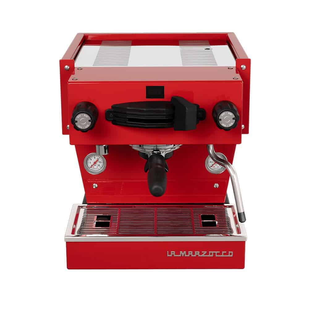 מכונת אספרסו אדומה של La Marzocco עם פורטפילטר, שני מדדי לחץ וצינור אדים, במבט מלפנים — מושלמת להכנת כוס קפה מושלמת עם ארומה עשירה. | אספרסימו
