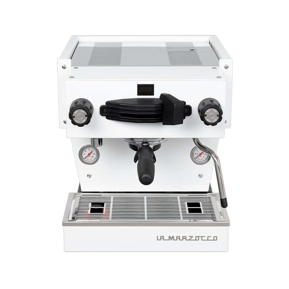 מכונת אספרסו לבנה של La Marzocco, כפי שהיא נראית מהחזית. יש בה שני כפתורי כוונון, פורטפילטר במרכז, מוט קיטור בצד ימין ומגש טפטוף מתכתי בתחתית — מושלמת להכנת כוס קפה מושלמת בכל פעם. | אספרסימו