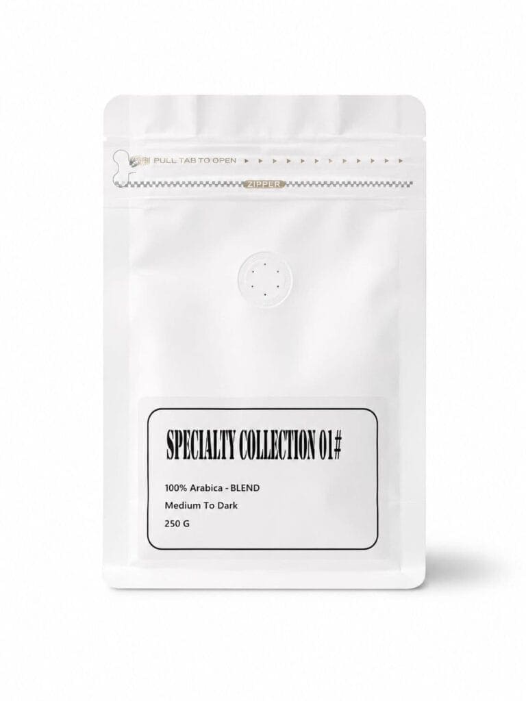 שקית קפה לבנה שעליה הכיתוב "Specialty Collection 01 – תערובת פרימיום 250 גרם" מציגה את הפרטים הבאים: "100% ערביקה - תערובת, קלייה בינונית עד כהה, 250 גרם." שקית הקפה האיכותי הזו כוללת רצועת סגירה חוזרת ופתח אוורור עגול בחזית, לשמירה על הטריות והארומה. | אספרסימו