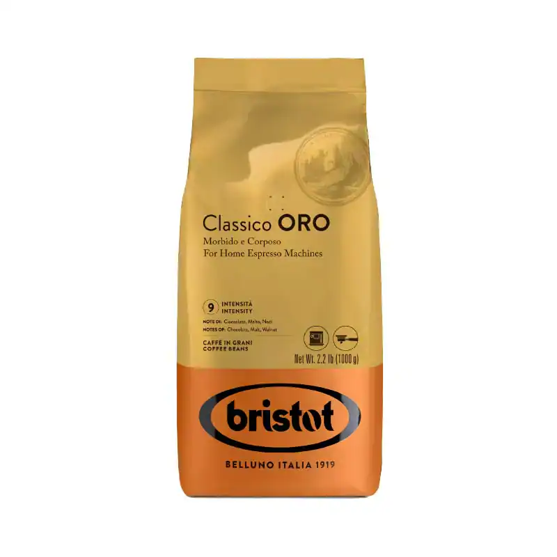 שקית בצבעי זהב וכתום של פולי קפה Bristot Classico Oro – 1 ק"ג, המיועדת למכונות אספרסו ביתיות, מציגה סמלים המציינים את עוצמת הקפה ואת תכונות הטעם. על האריזה מופיעה הכיתוב "Belluno Italia 1919" ומצוין משקל נטו של 2.2 lb (1000 g), מה שהופך אותה למושלמת להכנת קפה איכותי או ליהנות מכוס קפה מושלמת בבית. | אספרסימו