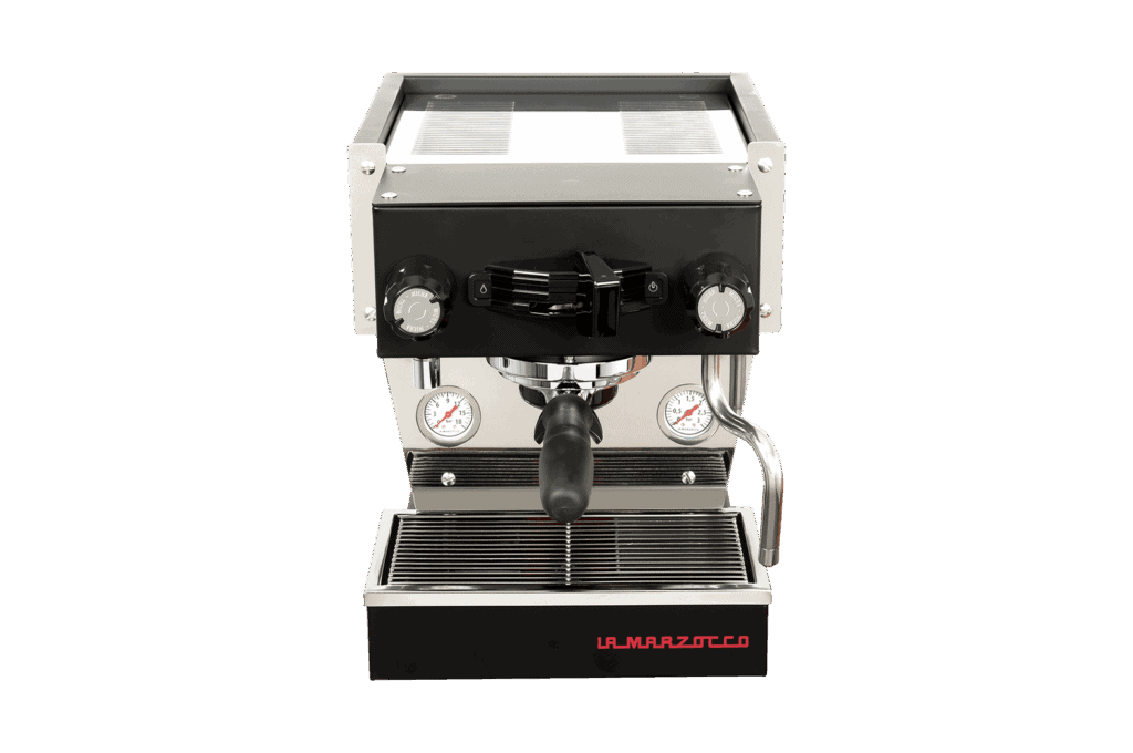 מכונת אספרסו La Marzocco Linea Micra שחורה מפלדת אל-חלד, עם שני מדדים, פורטפילטר, מוט אדים ולוגו אדום בחזית, שנועדה לספק ארומה וחוויה של כוס קפה מושלמת, מוצגת על רקע לבן חלק. | אספרסימו