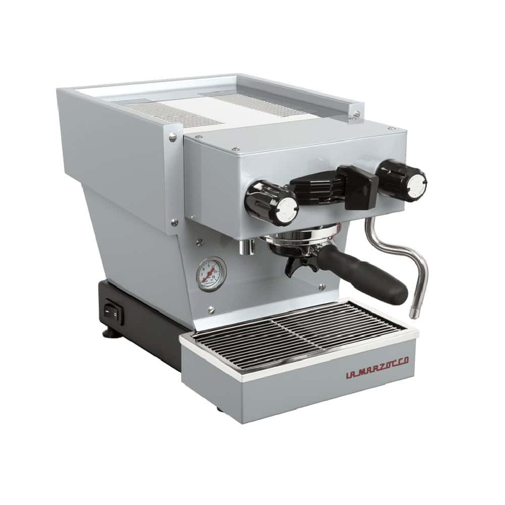 מכונת אספרסו La Marzocco Linea Micra מנירוסטה, עם שני מדדי לחץ שחורים, מוט קיטור, מד לחץ ומגש טפטוף הנראה בזווית — מושלמת לטחינה ולמזיגת כוס קפה מושלמת. | אספרסימו