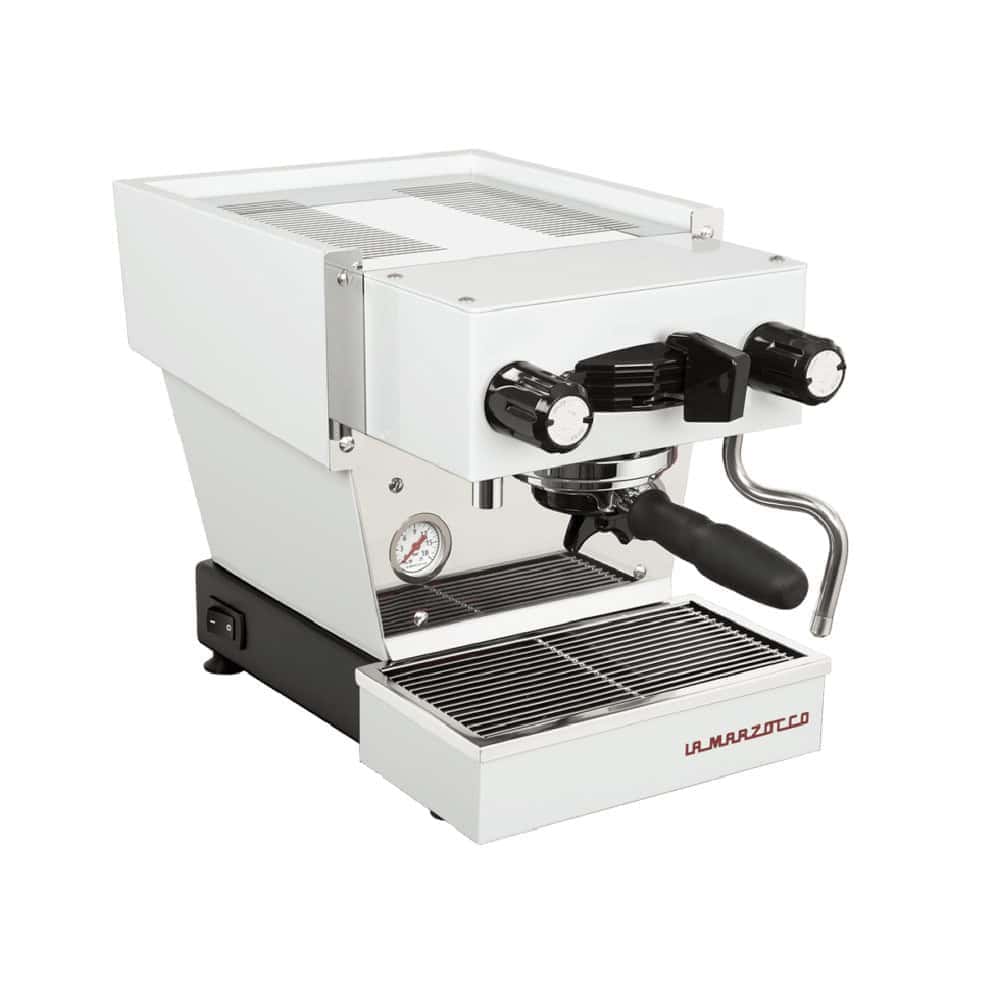 מכונת אספרסו La Marzocco Linea Micra בצבע לבן, עם פורטפילטר, זרבובית קיטור, מד לחץ ומגש נוזלים, ומעוטרת בלוגו La Marzocco בחזית — הבחירה המושלמת להכנת קפה איכותי עם ארומה משובחת. | אספרסימו