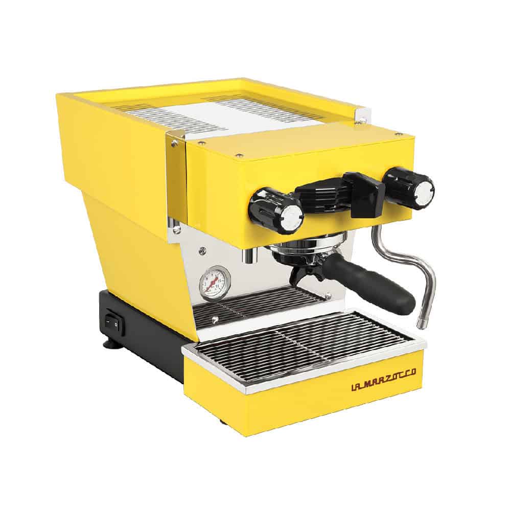 מכונת אספרסו La Marzocco Linea Micra בצבע צהוב עם נגיעות של שחור וכרום, מד לחץ, זרבובית אדים ומגש טפטוף, מוצגת על רקע לבן — אידיאלית להכנת קפה איכותי בבית. | אספרסימו