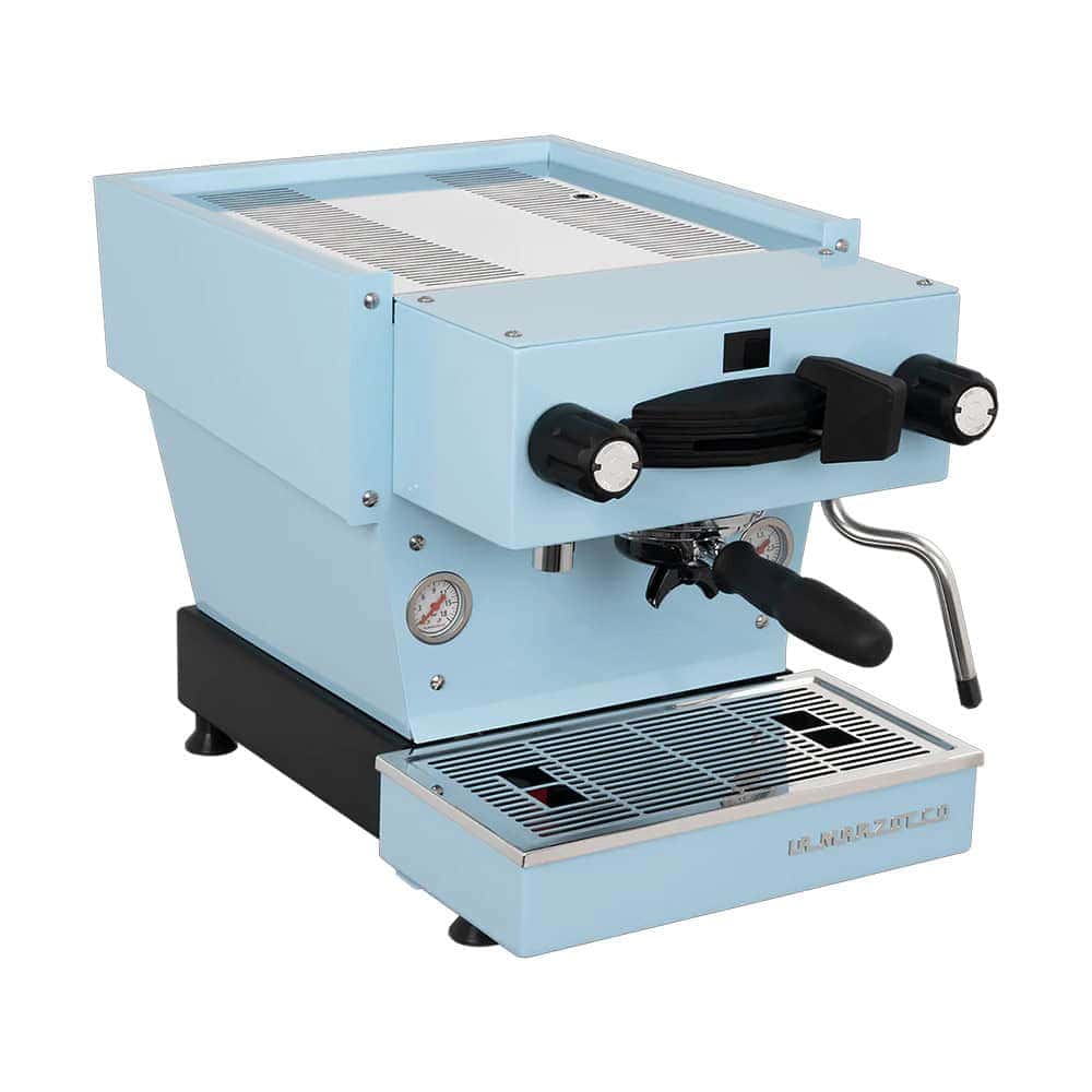 מכונת קפה La Marzocco Linea Mini R בצבע תכלת (מכונת אספרסו לה מרזוקו לינאה מיני בצבע תכלת) עם פורטפילטר, מוט אדים ושני כפתורים שחורים, הכוללת מגש טפטוף מתכתי ומד לחץ קדמי — שתוכננה להכין כוס קפה מושלמת בכל פעם. | אספרסימו