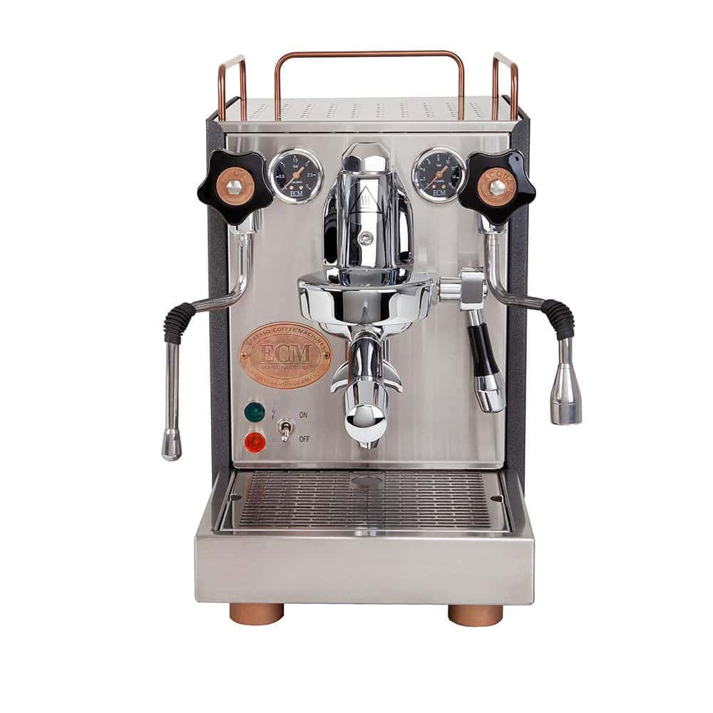 הכירו את מכונת הקפה הידנית ECM Mechanika VI Slim Heritage Line: מכונה זו, העשויה מפלדת אל-חלד, כוללת מדדים מדויקים, זרבובית אדים מקצועית, פיית מים חמים וידיות בקרה אלגנטיות משני הצדדים. בחזית המכונה ניתן לראות נורות חיווי ירוקות וכתומות, סמל ברונזה יוקרתי ומגש טפטוף נוח בתחתית — מושלם להכנת כוס הקפה המושלמת עם ארומה עשירה בכל פעם. | אספרסימו