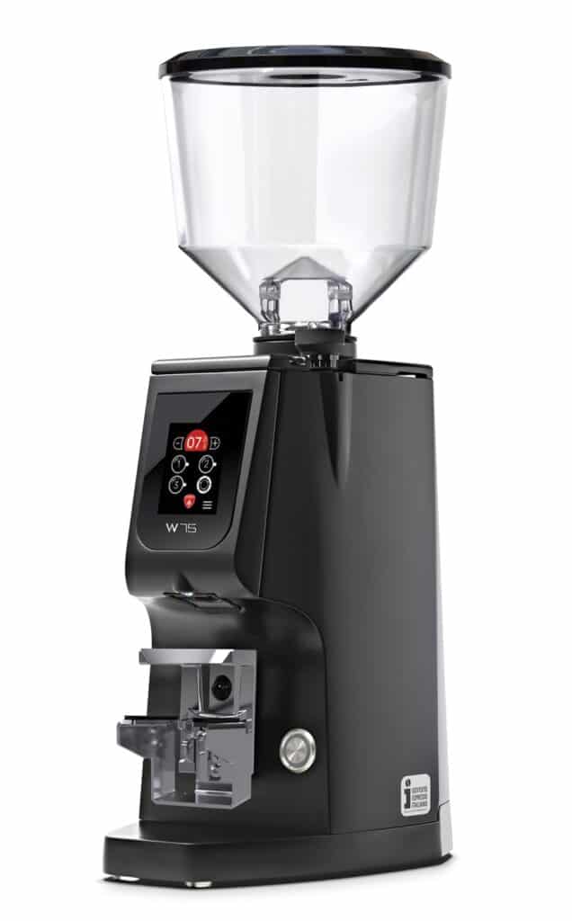 הכירו את מטחנת הקפה EUREKA Atom W 75 שחור — מטחנת קפה אספרסוה, אלגנטית ומודרנית, הכוללת מיכל פולים שקוף, תצוגה דיגיטלית אינטואיטיבית ואלמנטים אלגנטיים מפלדת אל-חלד. מטחנה זו, שתוכננה לספק קפה איכותי ולהדגיש את הארומה של הפולים האהובים עליכם, מוצגת על רקע לבן. | אספרסימו