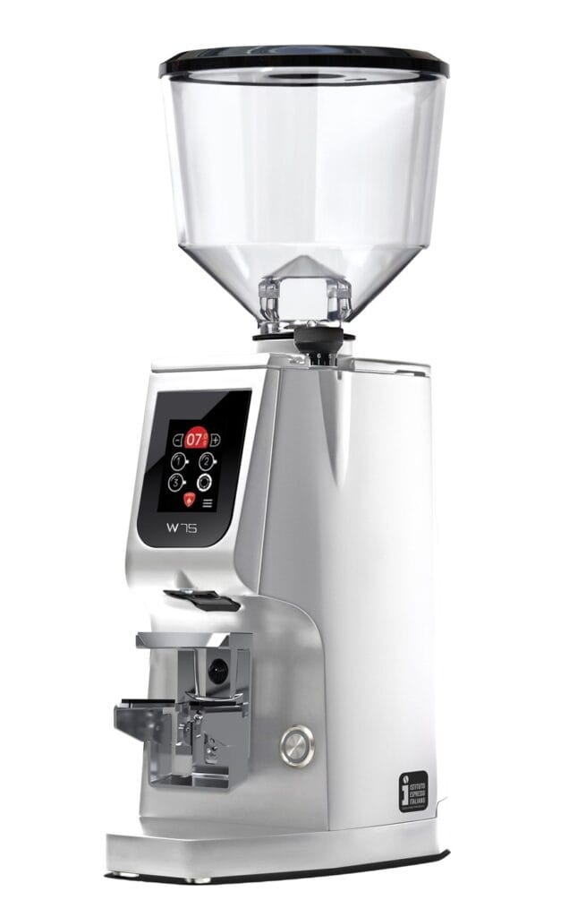 הכירו את מטחנת הקפה EUREKA Atom W 75 לבן — מטחנת קפה לבנה, אלגנטית ומודרנית, הכוללת מיכל פולים שקוף בחלק העליון, תצוגה דיגיטלית אינטואיטיבית ואלמנטים מסוגננים מנירוסטה. המטחנה, המוצגת לבדה על רקע לבן, מושלמת להכנת קפה איכותי ולהשגת כוס קפה מושלמת בכל פעם. | אספרסימו