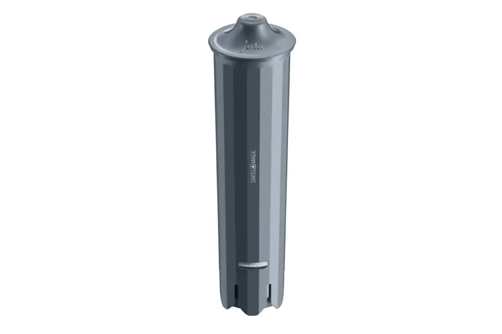 מחסנית מסנן מים Jura Claris Smart בצורת גליל אפור, עם חריצים אנכיים וחלק עליון המתחדד קלות. בבסיס המחסנית יש פתחים קטנים לזרימת המים. | אספרסימו