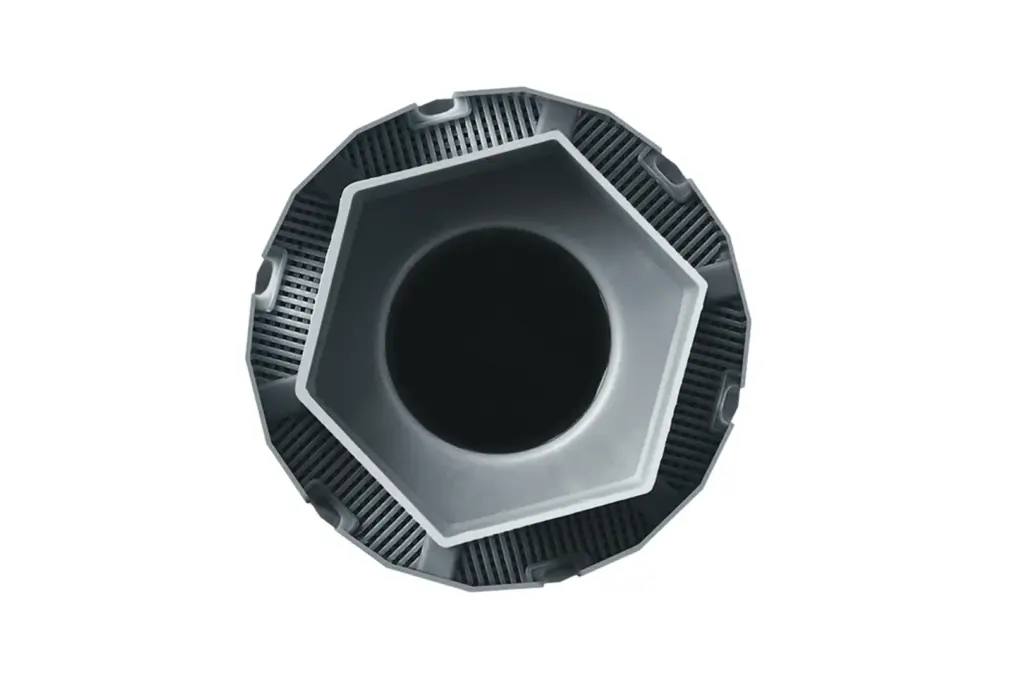 תצוגה מלמעלה של מסנן המים Jura Claris Smart (מסנן פילטר מים), המתאפיין בעיצוב מתכתי משושה עם פתח מרכזי עגול, משטחים פנימיים מחורצים ומראה תעשייתי ומלוטש, מבודד על רקע לבן. | אספרסימו