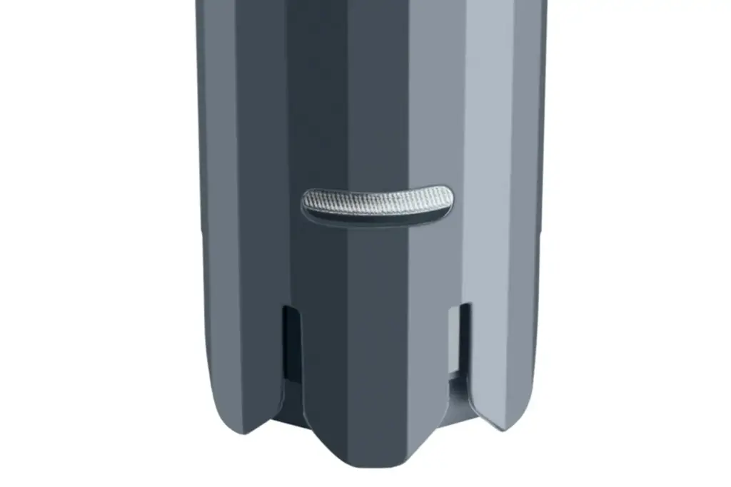 תקריב של הקצה האפור של מסנן המים Jura Claris Smart, עם כפתור או נורית חיווי קטנה בצבע כסף ומרקם מחוספס בצדו. | אספרסימו