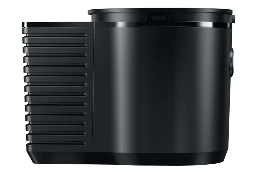 מקרר חלב שחור מדגם Cool Control בנפח 1 ליטר למכונות קפה JURA, מוצג במבט צדדי עם לוח אוורור בעל לוחות. | אספרסימו