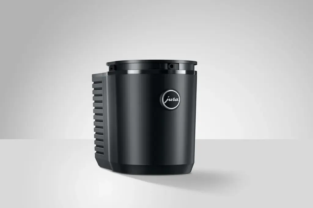 מקרר חלב גלילי שחור מדגם Cool Control בנפח 1 ליטר למכונות קפה JURA, עם פתח אוורור בצד ולוגו עגול בחזית. | אספרסימו