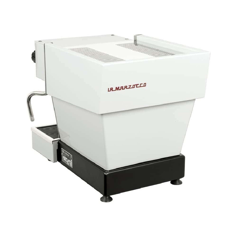 הכירו את מכונת האספרסו La Marzocco Linea Micra בלבן — מכונת אספרסו אלגנטית ומודרנית בצבע לבן עם בסיס שחור. המכונה מצוידת במוט אדים בצד שמאל ובמגש טפטוף נוח, ועיצובה המרובע משלים את הלוגו האיקוני של La Marzocco המודפס באדום על הצד. מושלמת להכנת כוס קפה מושלמת בכל פעם. | אספרסימו