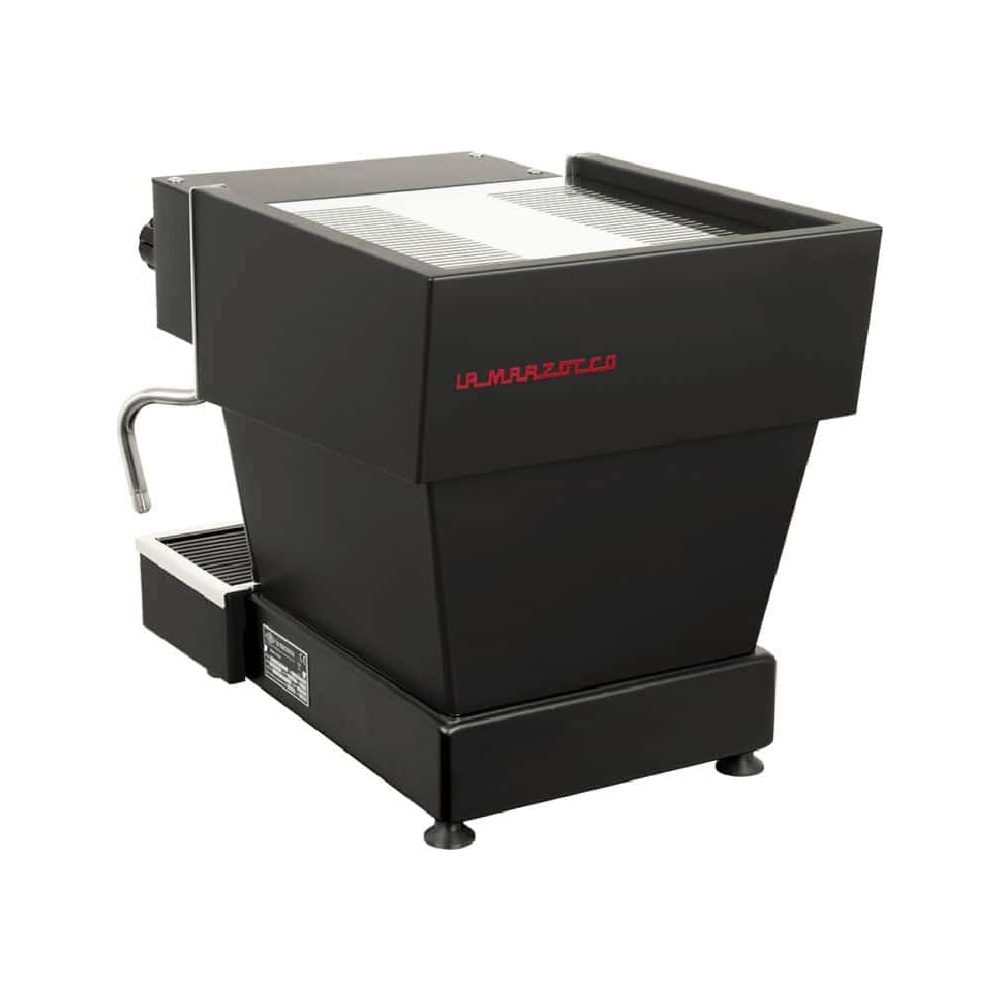 מכונת אספרסו שחורה של La Marzocco, עם זרבובית אדים צדדית, צורה מרובעת ולוגו אדום, מוצגת על רקע לבן — מושלמת להכנת קפה איכותי וליצירת כוס קפה מושלמת בכל פעם. | אספרסימו