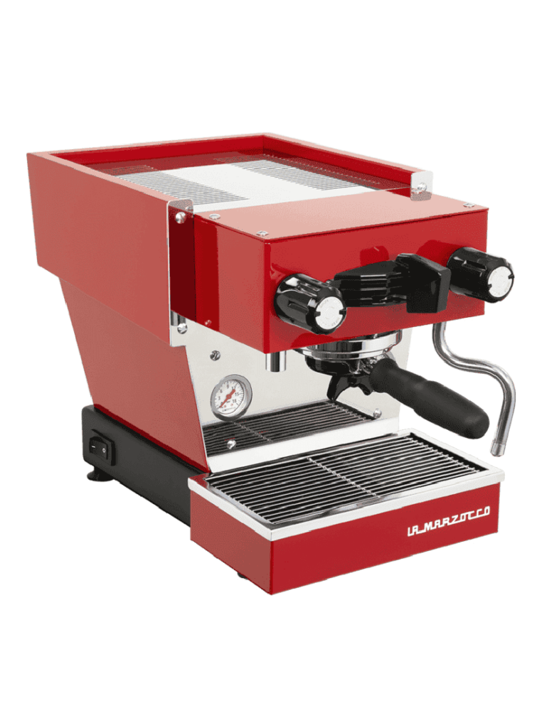 מכונת אספרסו La Marzocco Linea Micra אדומה עם שני כפתורים, ידית פורטפילטר, מד לחץ וזרבובית קיטור – כוללת מגש טפטופים כסוף ולוגו המותג בחזית. מושלמת להכנת כוס קפה מושלמת או לשילוב עם הקפה האיכותי האהוב עליך. | אספרסימו