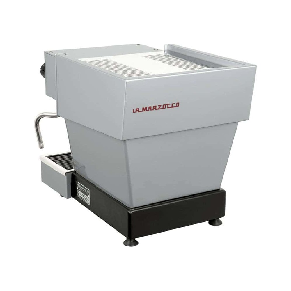 מכונת קפה La Marzocco בצבע כסף עם בסיס שחור, זרבובית אדים צדדית ולוגו המותג באותיות אדומות בצד — מושלמת להכנת קפה איכותי בבית. | אספרסימו