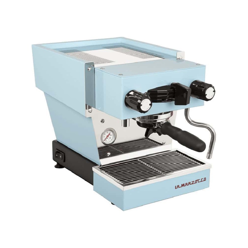 מכונת אספרסו La Marzocco Linea Micra בצבע כחול, הכוללת פורטפילטר, זרבובית קיטור ומד לחץ, ועליה מוטבע שם המותג בחזית — נועדה להעניק ארומה עשירה לכל כוס קפה מושלמת. | אספרסימו