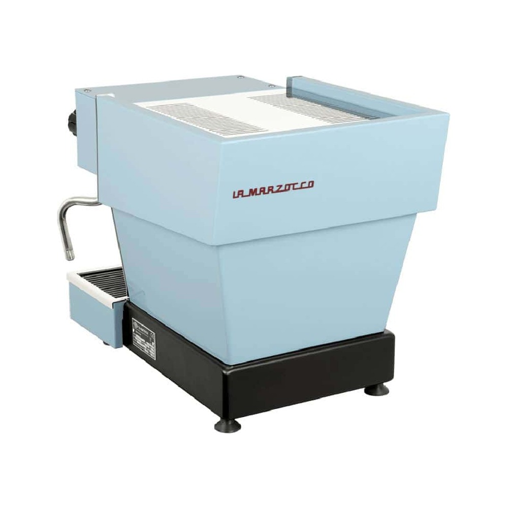 מכונת אספרסו La Marzocco בצבע תכלת עם בסיס שחור, זרבובית אדים בצד שמאל ומגש טפטוף בחלק האחורי. שם המותג מופיע באותיות אדומות בצד, והיא מוכנה לספק ארומה יוצאת דופן בכל כוס. | אספרסימו