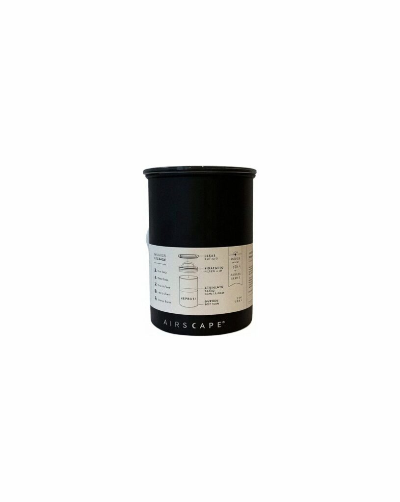 קופסת אחסון 500 גרם בצבע שחור - AirScape עם תווית לבנה המציגה הוראות ומדדים, המוצבת במרכז רקע לבן ונקי — אביזר חובה להכנת טחינה או להכנת כוס קפה מושלמת. | אספרסימו