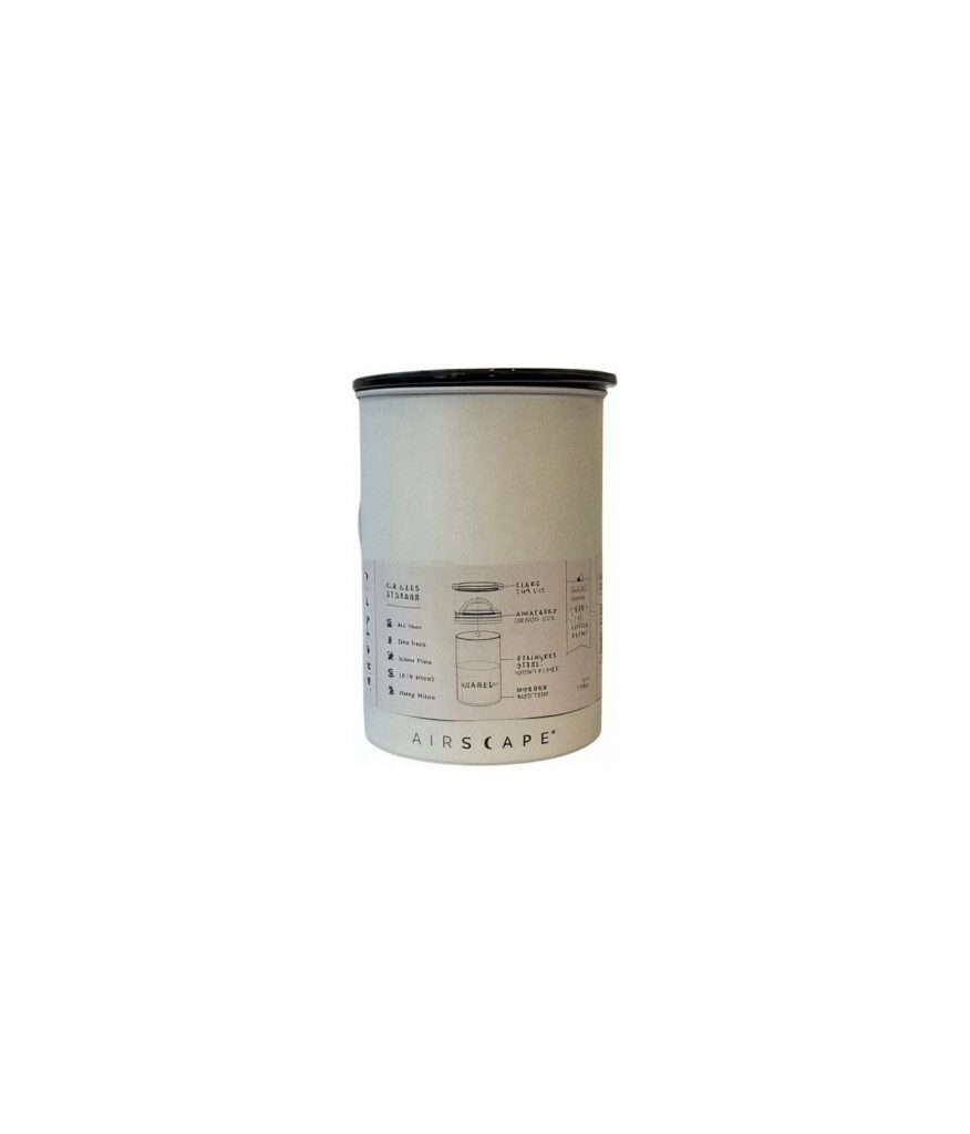 הכירו את קופסת האחסון 500 גרם לבנה - AirScape: קופסת אחסון לבנה עם מכסה שחור ומלוטש, הכוללת תרשים ומדריך מידות על התווית הקדמית. מיכל מסוגנן זה, המושלם לשמירת קפה איכותי ולהבטחת כוס קפה מושלמת בכל פעם, מצולם על רקע לבן פשוט. | אספרסימו