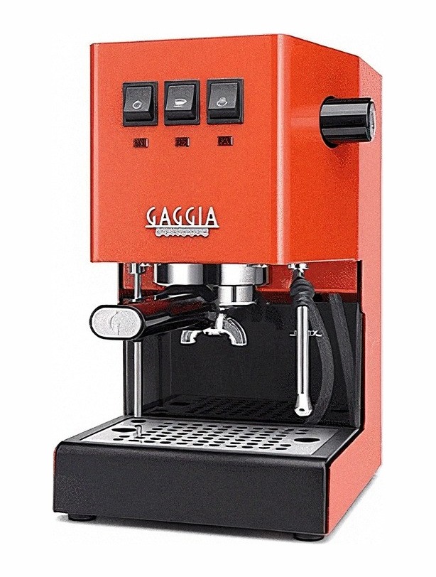 מכונת אספרסו GAGGIA CLASSIC E24 בצבע כתום, הכוללת שלושה כפתורים בחלק העליון, פורטפילטר, מוט אדים ומגש טפטוף, מצולמת מזווית ימנית קדמית על רקע לבן — מושלמת להכנת כוס קפה מושלמת. | אספרסימו