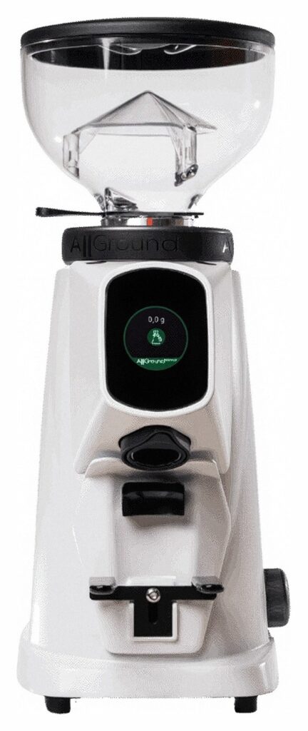 מטחנת הקפה החשמלית Fiorenzato AllGround Sense – לבן היא מטחנת קפה חשמלית בצבע לבן, הכוללת מיכל פולים שקוף בחלקה העליון ותצוגה דיגיטלית בחזית, שתוכננה במיומנות כדי להפיק את הארומה הדרושה לכוס קפה מושלמת, המוצגת על רקע אחיד. | אספרסימו