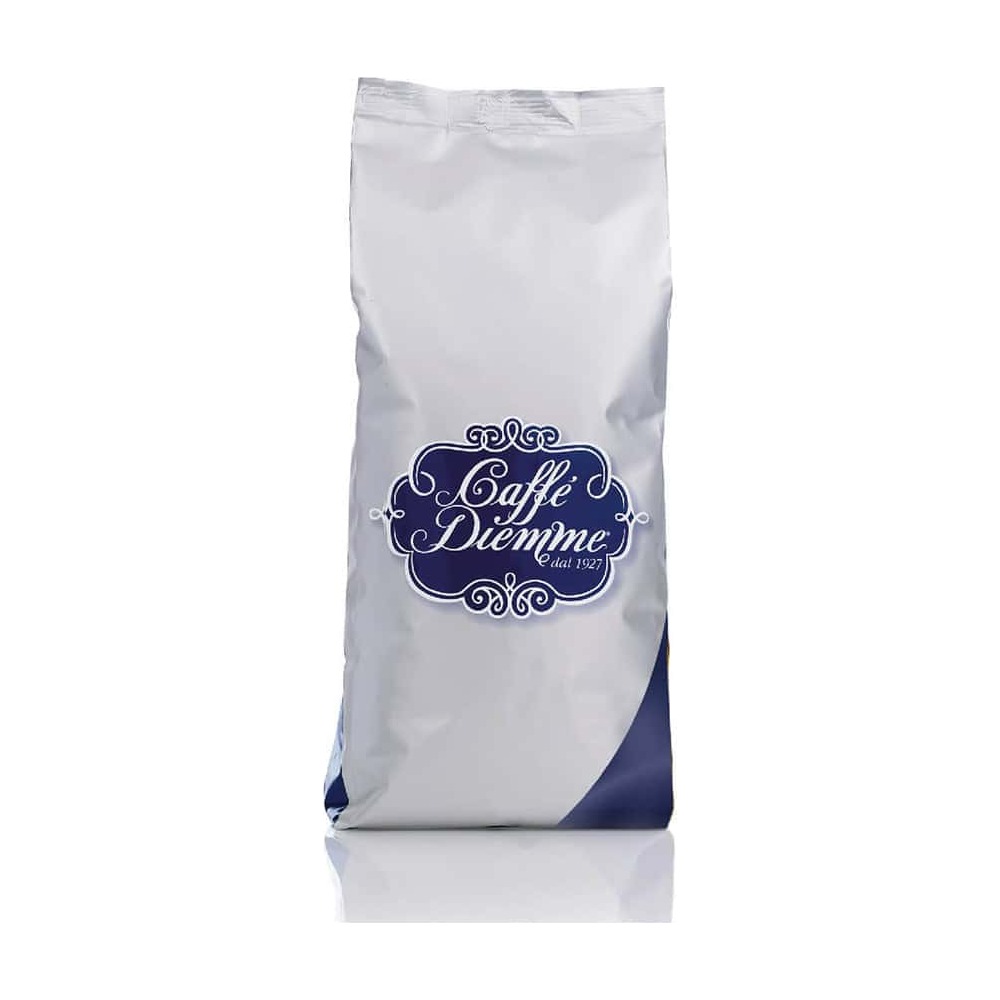 שקית בצבעי כסף וכחול של פולי קפה Caffe Diemme Red במשקל 1 ק"ג, עם לוגו המותג וכיתוב דקורטיבי בחזית — מושלמת לשימוש במכונת הקפה שלכם או להנאה מטחינה טרייה בבית. | אספרסימו