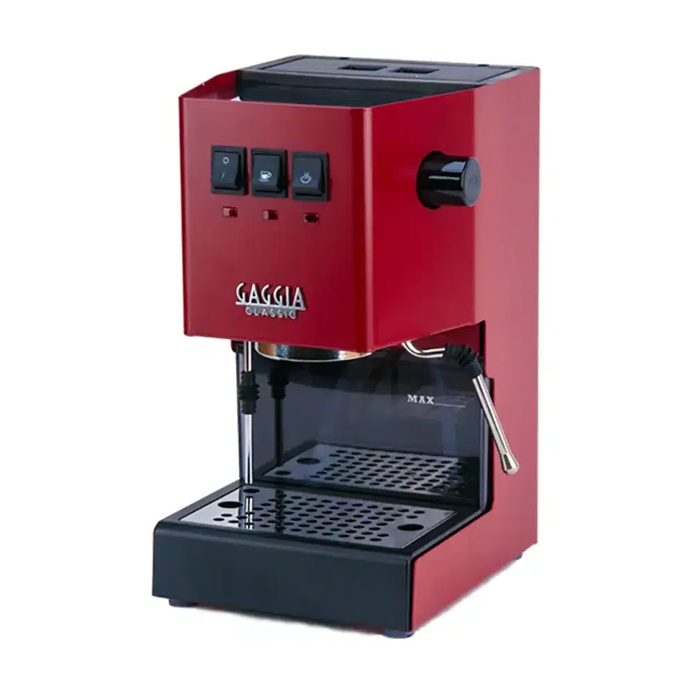 מכונת אספרסו GAGGIA CLASSIC E24 אדומה עם נגיעות שחורות, שלושה כפתורים קדמיים, זרבובית אדים ומיכל מים שקוף המסומן ב"MAX". המכונה מוצבת על רקע לבן, מוכנה לספק ארומה וקפה איכותי בכל פעם. | אספרסימו
