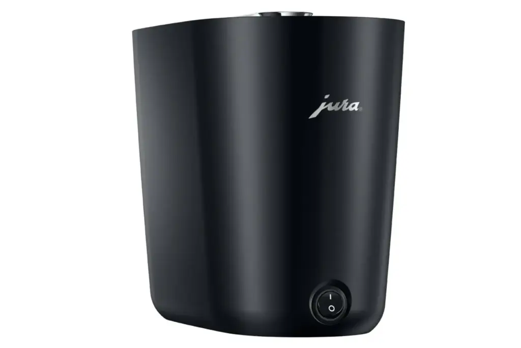 מכשיר Jura Cup Warmer S לבן, עם כפתור הפעלה בחלקו הקדמי התחתון ולוגו “jura” בפינה הימנית העליונה, על רקע לבן. | אספרסימו