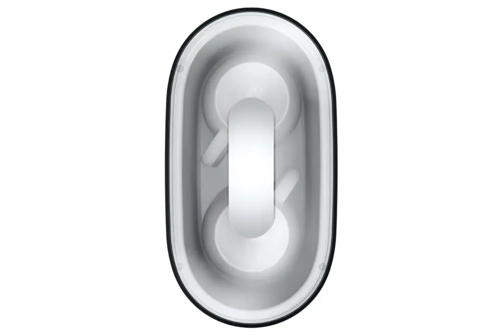מבט מלמעלה על שתי כוסות לבנות מדגם JURA Cup Warmer S, המסודרות בתוך מחמם הכוסות הסגלגל, כאשר ידיותיהן פונות לכיוונים מנוגדים כדי ליצור מראה מאוזן וסימטרי. | אספרסימו