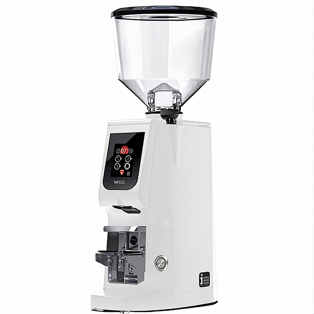מטחנת הקפה החשמלית Eureka Atom W65 – לבן היא מטחנה מודרנית בצבע לבן, הכוללת תצוגה דיגיטלית, מיכל פולים שקוף ומרווח בחלק העליון, ומחזיק פורטפילטר נוח בחזית — אידיאלית להשגת טחינה מדויקת ולהנאה מכוס קפה מושלמת בכל פעם. | אספרסימו