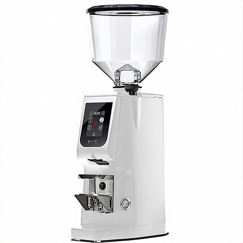 Eureka Atom Excellence 75 – לבן היא מטחנת קפה חשמלית בצבע לבן, עם מיכל פולים שקוף בחלק העליון ולוח בקרה דיגיטלי בחזית. מתחת ללוח הבקרה ניתן לראות את פיית המטחנה ואת מתקן האחיזה לפילטר, המבטיחים טחינה מדויקת ותוצאה של קפה איכותי עם ארומה נפלאה. | אספרסימו