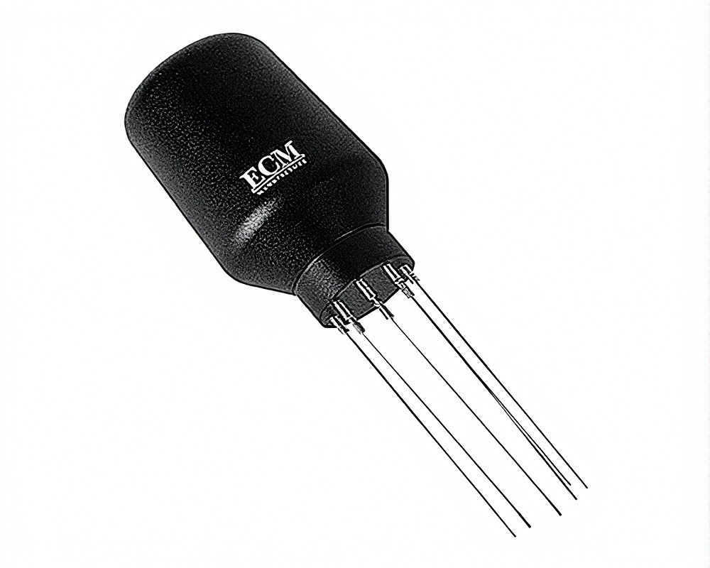 מפרק גושים ECM Klumpen שחור (WDT מקצועי אי.סי.אם לפיזור קפה - מפרק גושים ECM) בעל גוף גלילי וארבע זרועות מתכת ארוכות הבולטות מבסיסו, המיועד לפיזור אחיד של קפה טחון במכונות אספרסו — כלי חיוני להכנת כוס קפה מושלמת. | אספרסימו