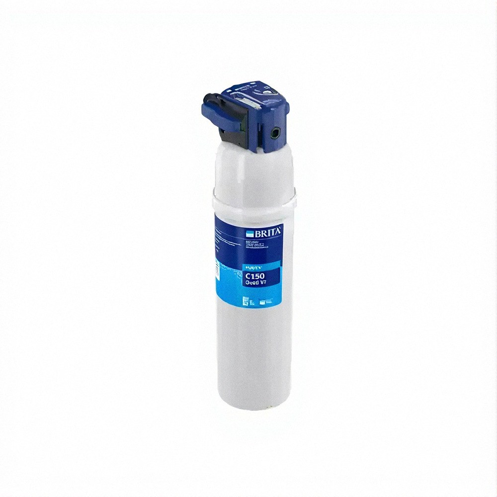 מחסנית סינון מים מדגם BRITA PURITY C150 Quell ST, עם חלק עליון כחול וגוף לבן, שעליה מודפסים פרטי המוצר, עומדת זקופה על רקע לבן. | אספרסימו
