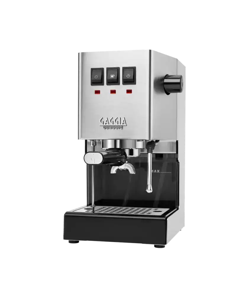 מכונת האספרסו GAGGIA CLASSIC E24 לבן עשויה נירוסטה, כוללת שלושה כפתורים, זרבובית אדים ומסנן קפה — אידיאלית להכנת קפה איכותי — והיא מצולמת על רקע לבן. | אספרסימו