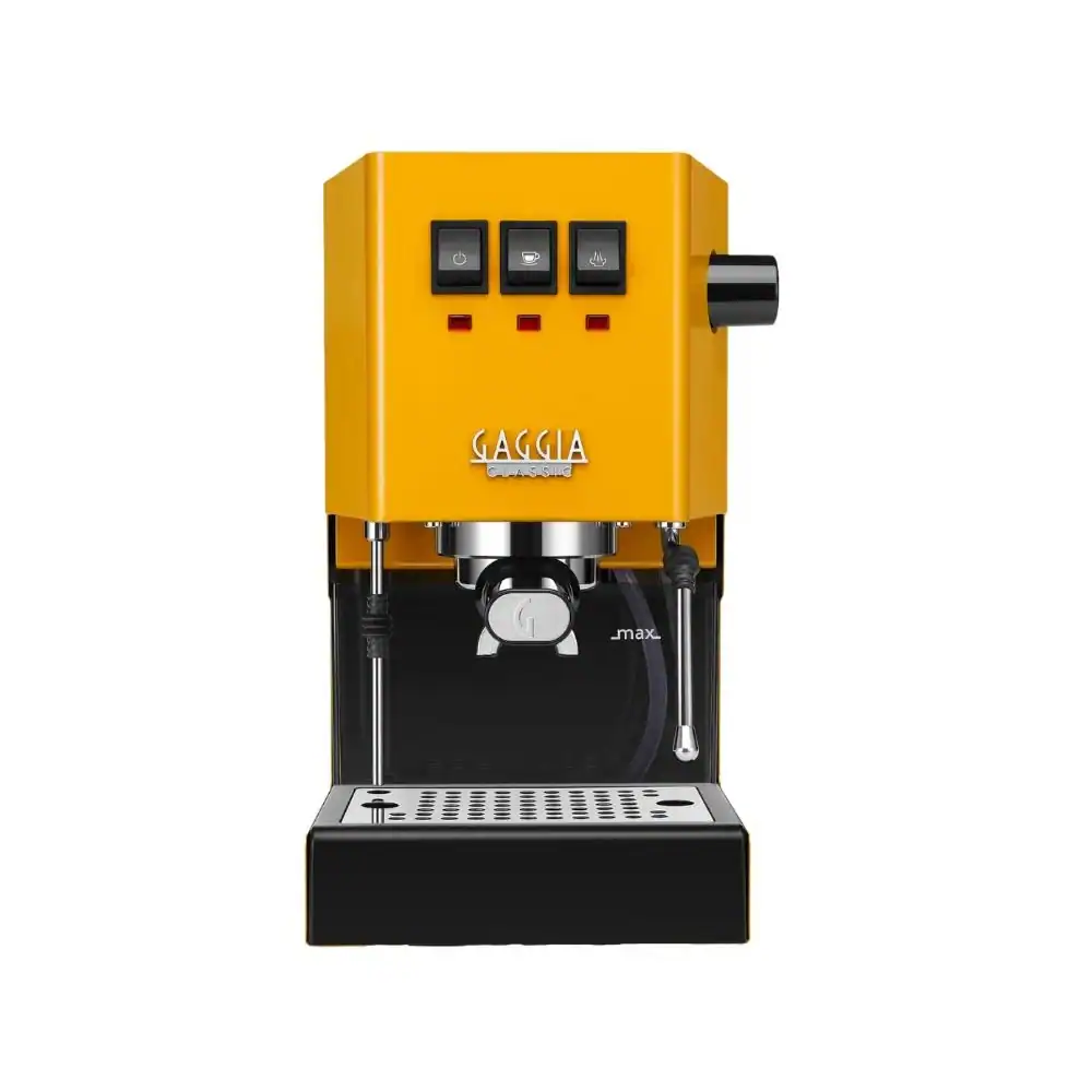 מכונת אספרסו GAGGIA CLASSIC E24 בצבע צהוב, הכוללת שלושה כפתורים שחורים, זרבובית אדים ומגש טפטוף כסוף, מוצגת על רקע לבן חלק — אידיאלית להכנת ארומה עשירה או להשגת טחינה מדויקת בדרך לכוס קפה מושלמת. | אספרסימו