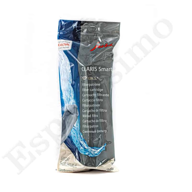 מחסנית מסנן מים Jura CLARIS Smart אטומה באריזתה המקורית, עם כיתוב רב-לשוני ואיור של התזת מים כחולה בחזית — אביזר חיוני לכל מכשיר JURA ONO, שיעזור לכם ליהנות מכוס קפה מושלמת בכל פעם. | אספרסימו