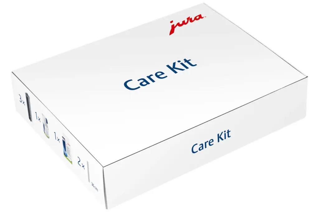 קופסה מלבנית לבנה של “JURA Care Kit” – ערכת תחזוקה למכונת קפה יורה, שעל דופן הצד שלה מופיעים סמלים המציינים את מוצרי התחזוקה למכונת הקפה הכלולים בערכה. | אספרסימו