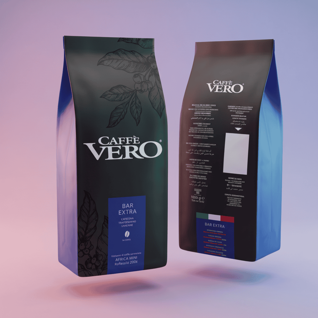 שתי שקיות של 1 ק״ג פולי קפה Caffe Vero BLUE, כאשר ניתן לראות את החלק הקדמי והאחורי שלהן, מוצגות על רקע בגווני ורוד-כחול. בחלק הקדמי מופיעים איורים של פולי קפה, ואילו בחלק האחורי מופיעים פרטי המוצר ופרטי התווית. האריזה מעוצבת בקווים נקיים, בגווני כחול ושחור. | אספרסימו