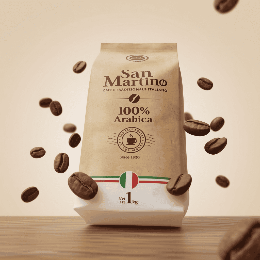 שקית של 1 ק״ג של פולי קפה SAN MARTINO – ערביקה 100% מונחת על משטח עץ, מוקפת בפולי קפה מרחפים. האריזה מעוצבת בצבעים ובמיתוג איטלקיים. | אספרסימו