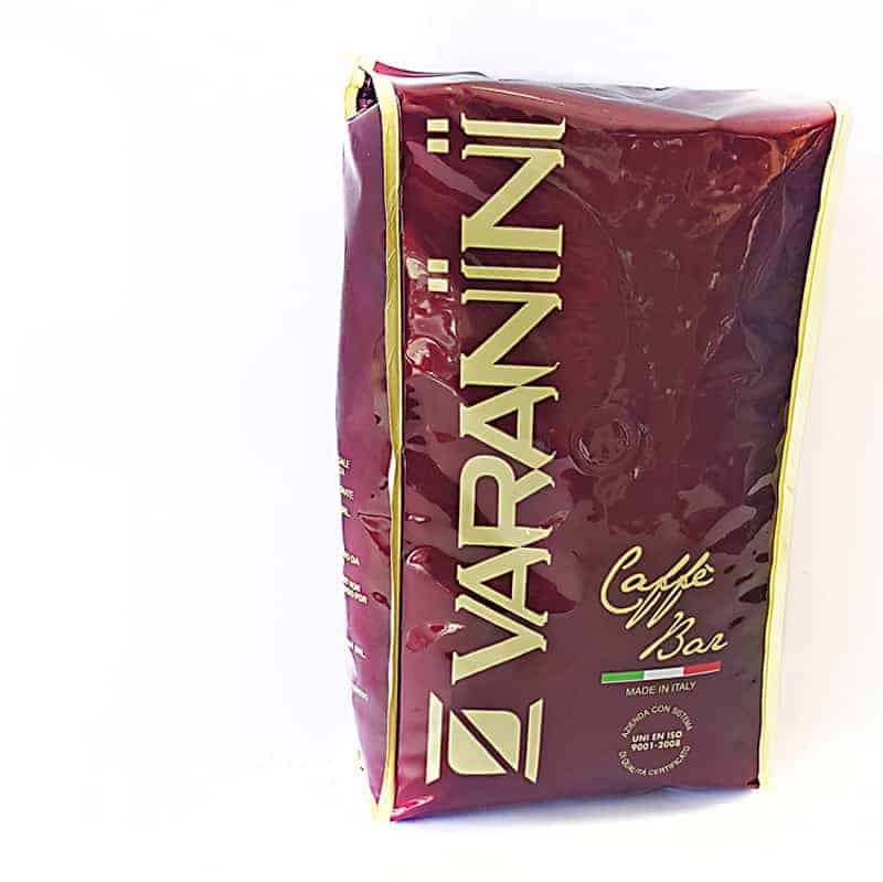 שקית בצבעי בורדו וזהב של קפה “Varanini Caffe Bar”, ועליה הכיתוב “5x”, המציין שמדובר באריזה של חמש יחידות. על הקפה מוטבע הכיתוב “תוצרת איטליה”. | אספרסימו