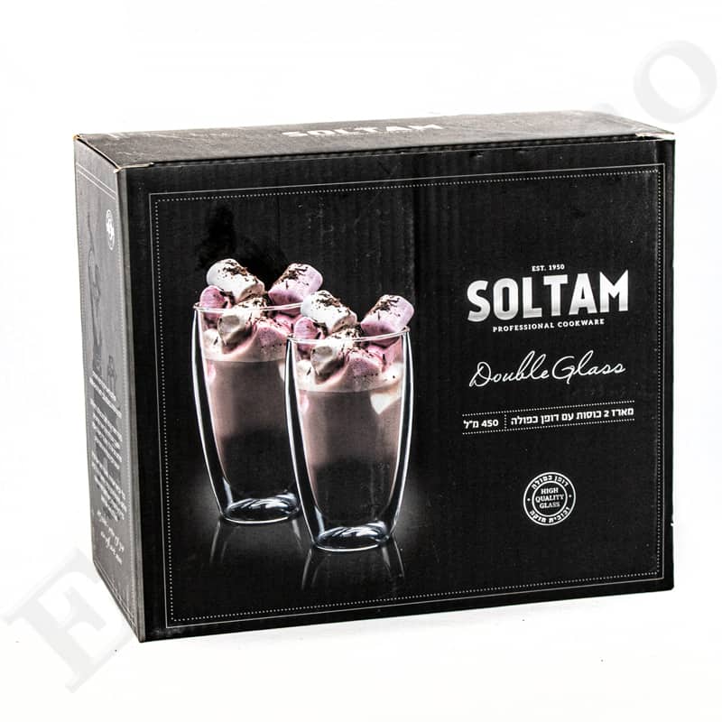 קופסת כוסות “Soltam Double Glass”, עם תמונה של שתי כוסות מלאות בשוקו חם, מעוטרות בקצפת ומרשמלו. אריזה שחורה עם פרטי המוצר והמותג באנגלית ובעברית. | אספרסימו