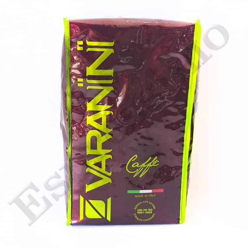 שקית קפה של המותג “Varanini Caffè”, עם כיתוב ירוק וסימני הדגשה, שעליה הכיתוב “Made in Italy”, ניצבת זקופה על רקע אחיד. האריזה היא בעיקר בסגול כהה עם נגיעות של ירוק בהיר. | אספרסימו