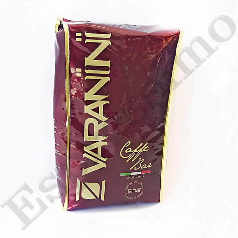 שקית קפה בצבע בורדו שעליה הכיתוב “VARANINI Caffè Bar”, עם טקסט ואלמנטים דקורטיביים בצבע זהב, עומדת זקופה על רקע לבן. | אספרסימו
