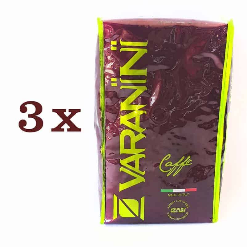 אריזה של קפה “Varanini Caffè” עם נגיעות ירוקות ותווית “Made in Italy”. לידה מופיע הכיתוב “3x” בגופן גדול, המציין שמדובר באריזה של שלוש יחידות. | אספרסימו