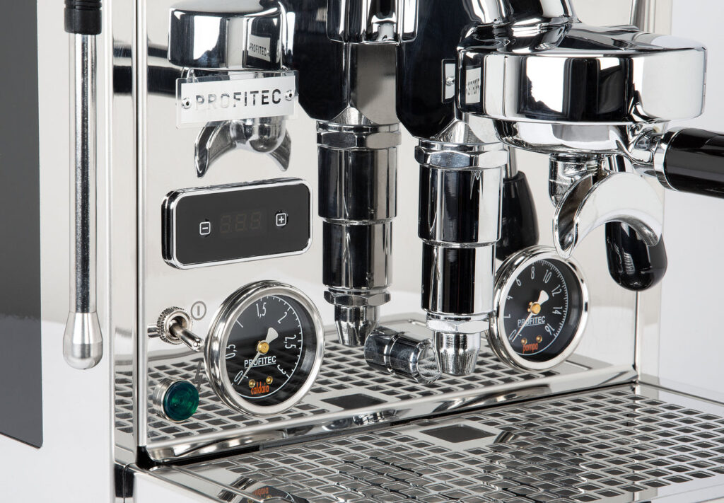 מקינטה מקצועית עם חלקי נירוסטה ומדדים ללחץ וטמפרטורה. | אספרסימו