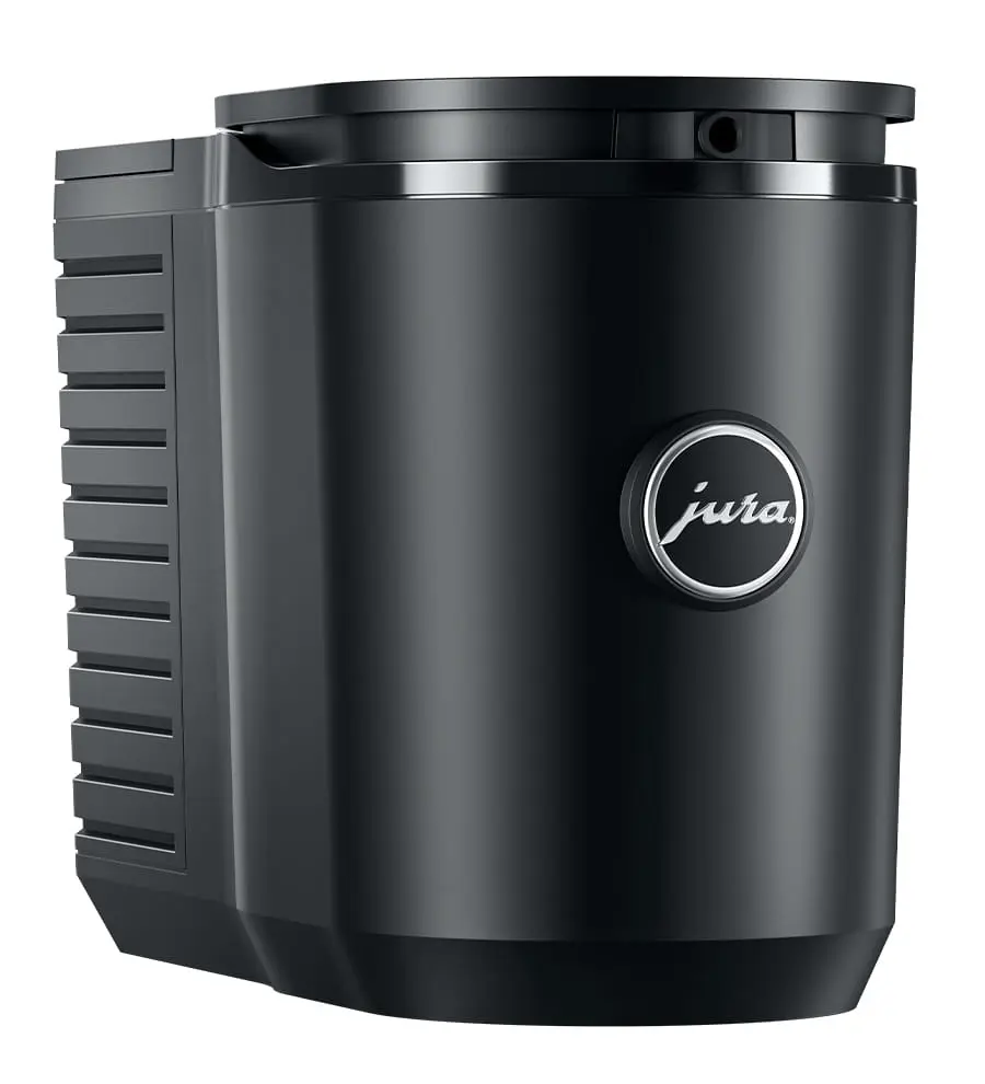 מקרר חלב שחור מדגם Jura Cool Control בנפח 0.6 ליטר, המיועד למכונות קפה, בעל מראה אלגנטי עם חריצים אנכיים בצד ולוגו עגול בחזית. | אספרסימו