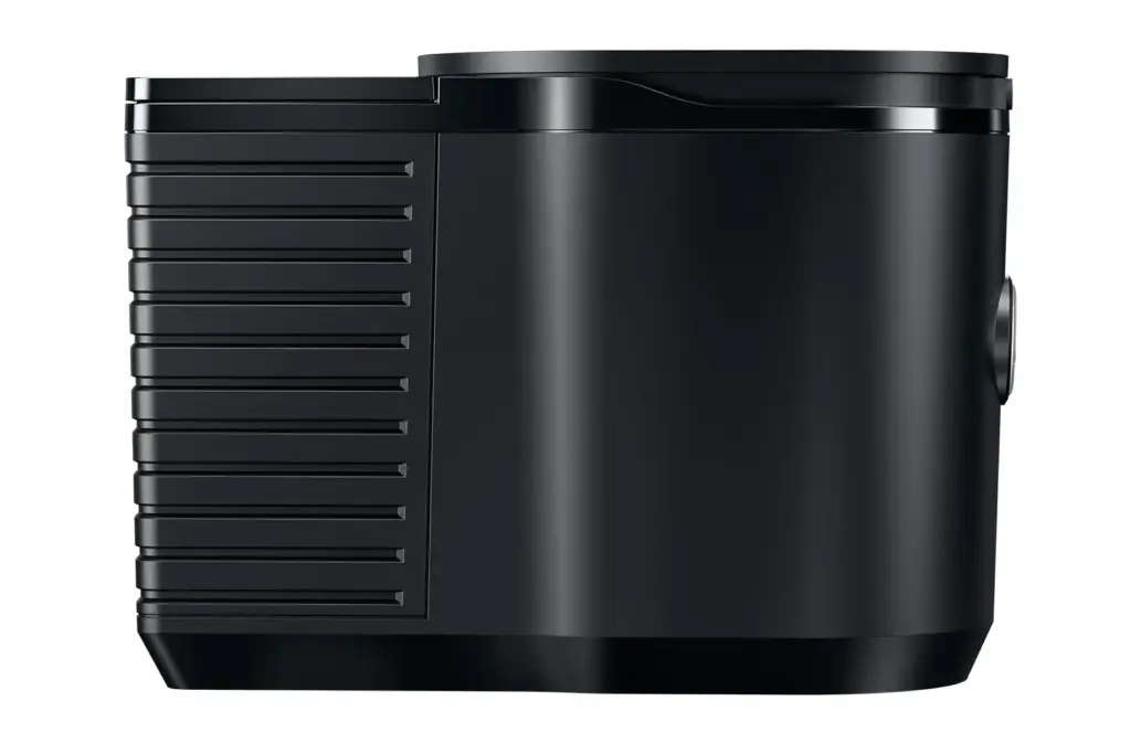 מקרר חלב Cool Control שחור ומסוגנן מבית JURA, בעיצוב מלבני הכולל חריצים אופקיים בצד אחד וקצה עליון חלק ומעוגל, בנפח של 0.6 ליטר — מושלם למכונות קפה. | אספרסימו